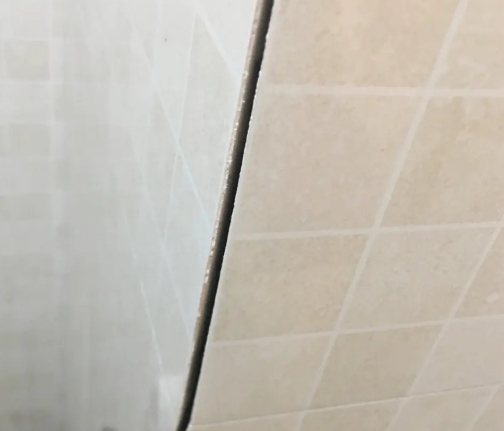 寻甸瓷砖空鼓维修公司分享阳台瓷砖脱落的修复过程可以分为以下几个步骤
