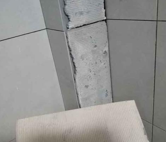 寻甸瓷砖空鼓维修公司分享下厨房瓷砖脱落的补救措施。